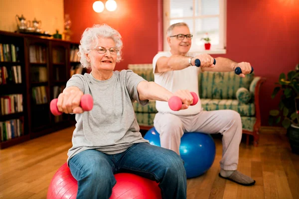 Senior Lächelndes Paar Mit Hanteln Der Reha Bei Einem Physiotherapeuten — Stockfoto