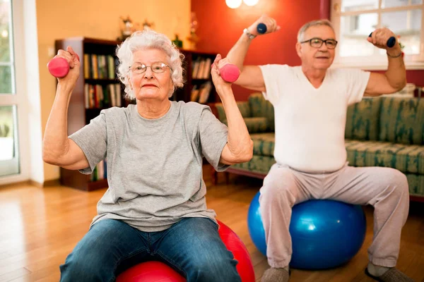 Seniorenpaar Pflegeheim Trainiert Mit Kurzhanteln — Stockfoto
