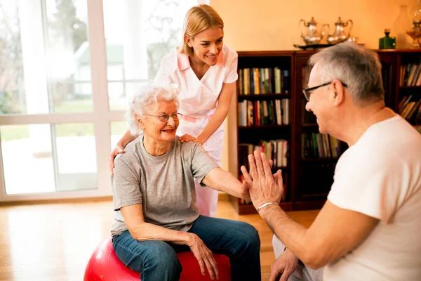 Ältere Menschen Machen Übungen Mit Krankenschwester Hause — Stockfoto