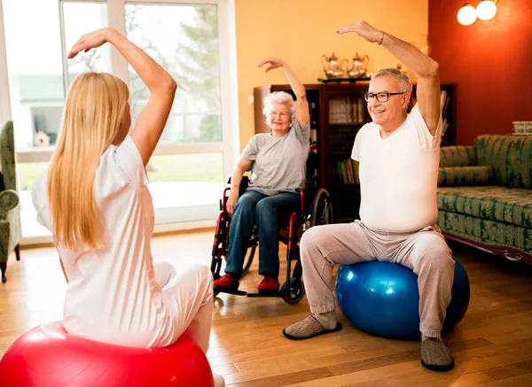 Seniorengruppe Übt Mit Physiotherapeut Privatklinik Pflegeheim — Stockfoto