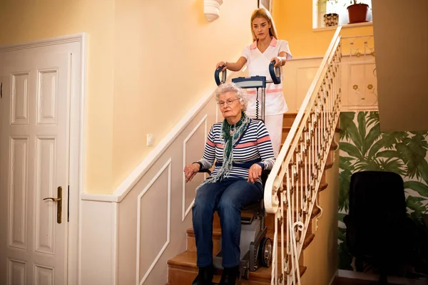 Fogyatékkal Élők Igényeinek Szakmai Segítséget Care Koncepciót Idősek Otthonában — Stock Fotó