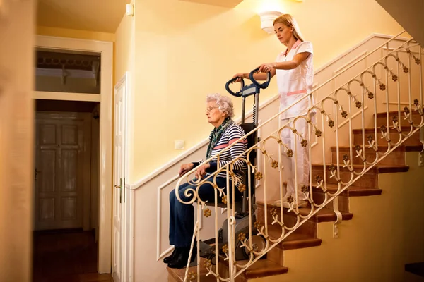 Használja Gépet Mászni Lépcsőn Segít Régi Érett Idősebb Fogyatékkal Élő — Stock Fotó