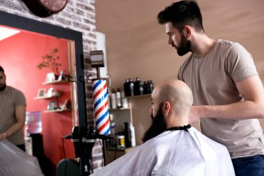 Master sakal düzeltme berber salonu yapar.