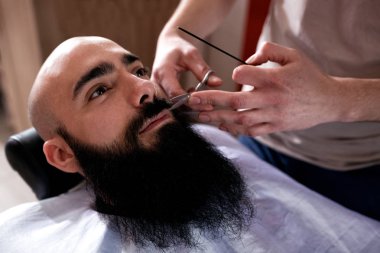 Bir istemcinin sakal makasla kesme Kuaför