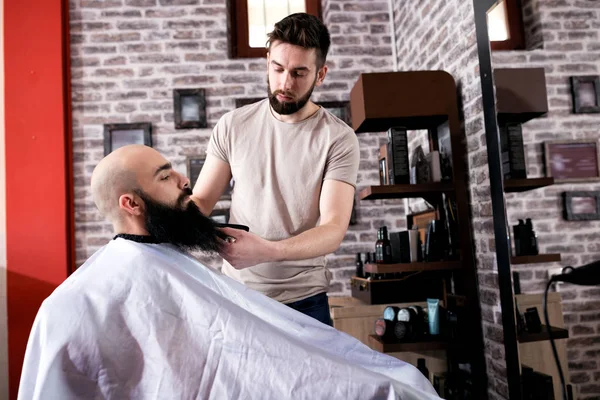 Peluquería Haciendo Corte Pelo Barba Joven Atractivo — Foto de Stock