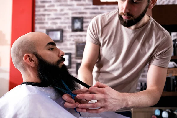 Peluquería Cortando Barba Cliente Con Tijeras — Foto de Stock