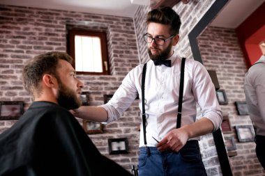 Kuaför, sakalı makasla kesme sakal mükemmel ve keskinleştirme olmalıdır