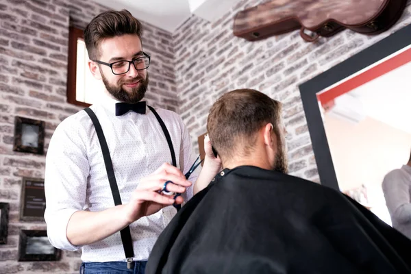 Cabeleireiro Cortando Cabelo Cliente Com Tesoura Uma Barbearia Masculina — Fotografia de Stock