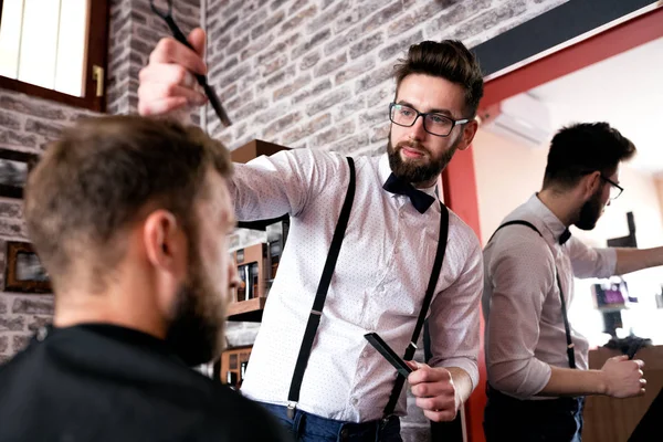 Peluquería Ajusta Cabello Cliente Con Peine Salón Peluquería — Foto de Stock