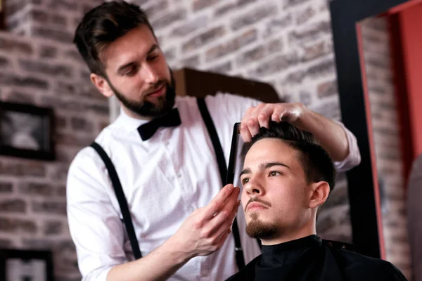 Hairdresser Adjusts Hair Customer Comb Barbershop Salon — Stock Photo, Image