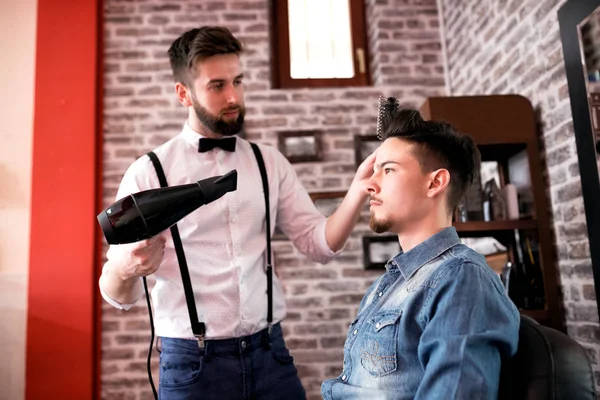 Перукар Налаштує Волосся Клієнту Допомогою Гребінця Фену — стокове фото