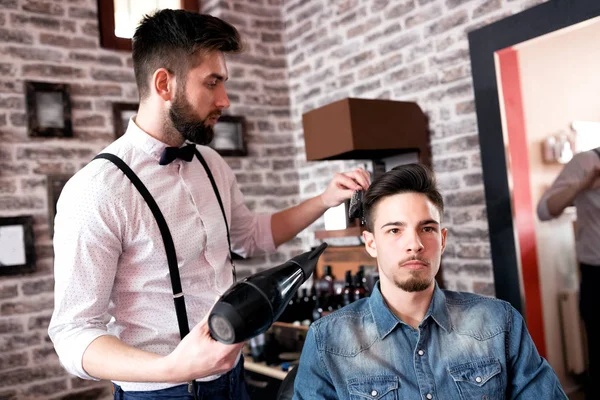 Friseur Stellt Haar Eines Kunden Mit Kamm Und Haartrockner Ein — Stockfoto