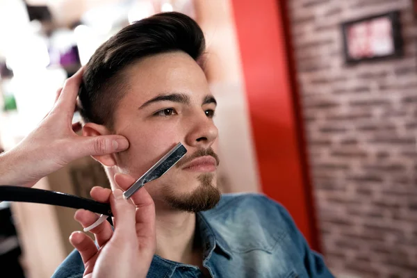 Mästaren Gör Moustache Korrigering Med Ett Blad Barbershop Salong — Stockfoto