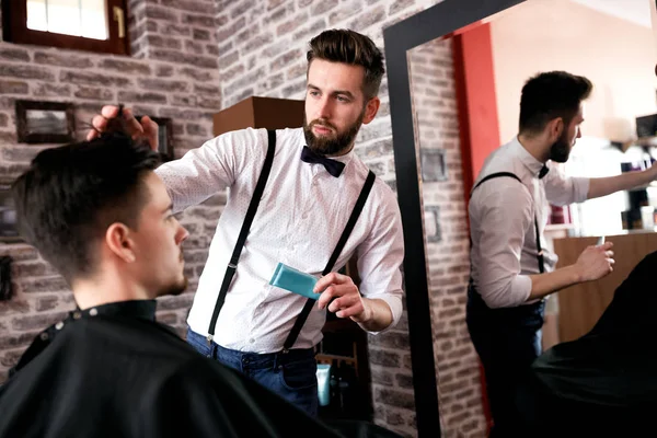 Hairdresser Adjusts Hair Customer Gel Barbershop Salon — Stock Photo, Image