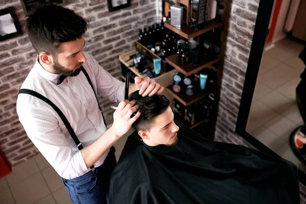 Peluquería Ajusta Cabello Cliente Con Peine Salón Peluquería — Foto de Stock