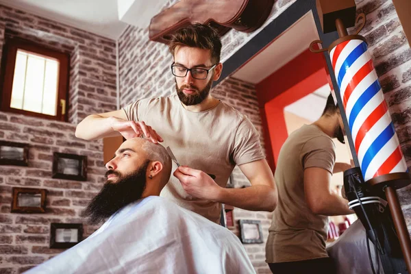 Profesyonel ana Kuaför Berber salonu kafasından istemci tıraş