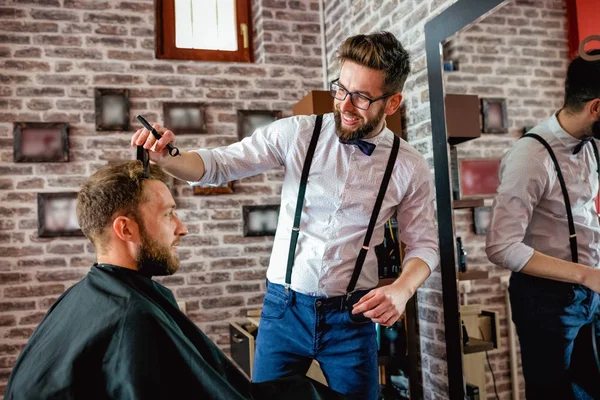 Frisören Justerar Hår Kund Med Kam Barbershop Salong — Stockfoto