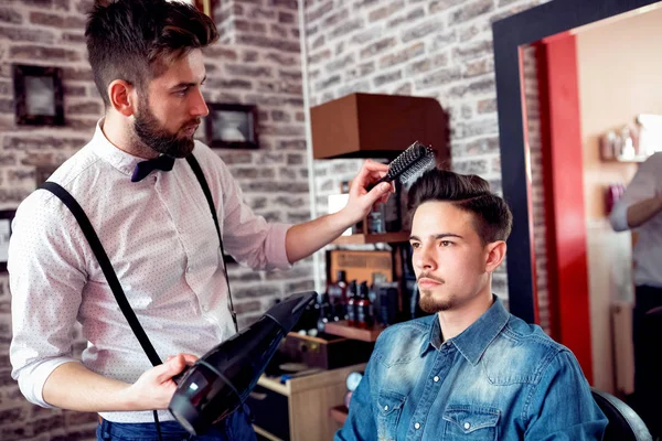 Friseur Stellt Haar Eines Kunden Mit Kamm Und Haartrockner Ein — Stockfoto