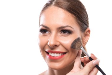 Cilt rengi geliştirmeler sayesinde kalıcı makyaj uygulayarak kadın çarpıcı