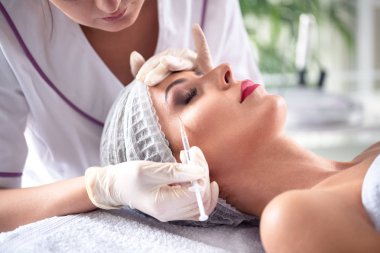 Botoks ile yapılan kırışıklık giderme tedavisi örneği