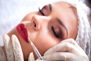 Botox yaş onarım tedavisi güzellik salonunda kapat