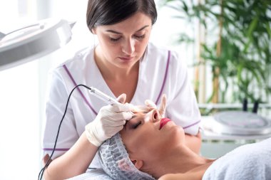 Güzel kadının yapması örnek kalıcı makyaj tedavi güzellik salonu