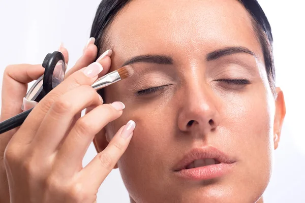 Mujer Atractiva Hermosa Haciendo Maquillaje Permanente Estudio Cosméticos — Foto de Stock