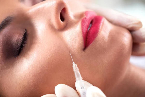 Όμορφη Ελκυστική Γυναίκα Κάνει Θεραπεία Των Ρυτίδων Κοντά Χείλη Botox — Φωτογραφία Αρχείου