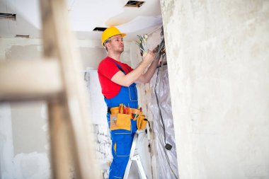 Geçerli dağıtım kabloları daha fazla bağlamak için bir noktada toplanması 