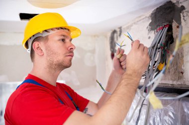 Onları bir dağıtım gemide bağlanmak için kablo ve teller teftiş elektrikçi