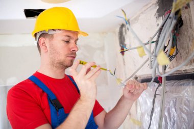 Yetenekli operatif performans gösteren voltaj kontrol ile İzoleli Tornavida