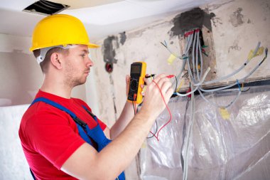 Unimer elektrik enstrüman kullanarak geçerli dağıtım sistemi denetleniyor