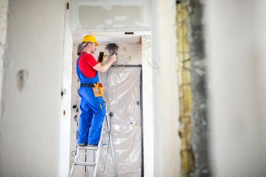 Yetenekli elektrikçi voltaj kontrol etmek için unimer kullanma