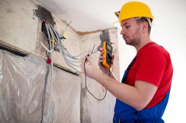 Elektrikçi kablo bağlantısı konumunda dağıtım panosu test unimer ile