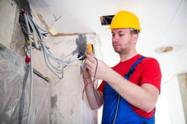 Yetenekli bir ajan tarafından gerçekleştirilen elektrik kabloları unimer ile bağlantı doğrulanıyor