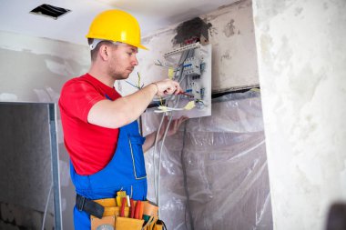 Otomatik uygulama dağıtım panosu üzerinde standart tornavida ile geçer 