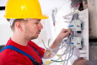 Elektrik sistemi içinde istikrarlı bir geçerli devre sağlamak için bir bina inşaatı