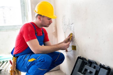 Bir gelecekteki duvar soket oracıkta bitirme elektrik tesisatı dokunur