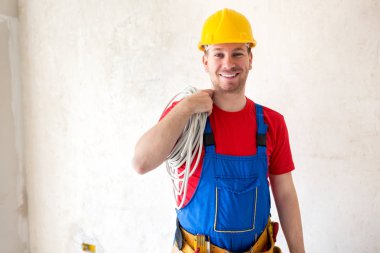 Elektrik kablo yerleştirme bir tamirci tarafından gerçekleştirilen bir çalışma sitesi