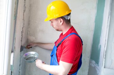 İçinde sabit sigortalıyor kablolar geçirmeniz boş bir duvara alçı karışımı uygulamak