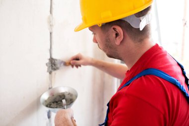 Estetik efektler yaratmak için kullanılan kaba kenarları alçı ile hizalamasını