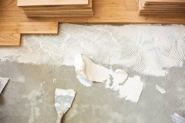 Vasıflı işçi El aracını kullanarak zemin tabanı hazırlama