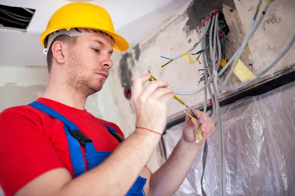 Handyman Che Controllo Della Tensione Con Cacciavite Isolato — Foto Stock