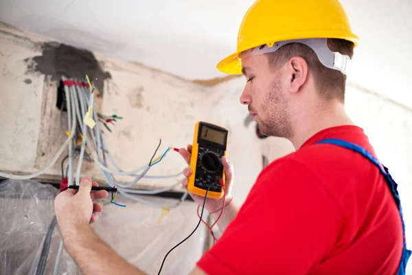 Elektriker Med Unimer Test Kabel Uppkoppling Ett Läge Fördelningstavlan — Stockfoto