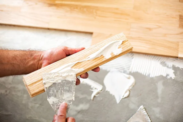 Aplicación Pegamento Parquet Una Placa Suelo Con Herramientas Mano —  Fotos de Stock