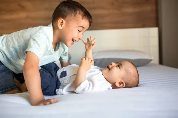 Hermanos Jugando Sofá Unión Cuidando Unos Otros —  Fotos de Stock