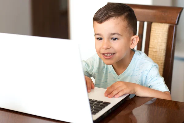 Joven Muchacho Explorando Vecindario Internet Mundo Línea Con Computadora — Foto de Stock