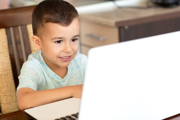 Молодой Парень Исследует Интернет Окрестности Онлайн Мир Своим Компьютером — стоковое фото