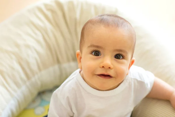 Seorang Bayi Mencari Dengan Rasa Ingin Tahu Dan Keinginan Untuk — Stok Foto