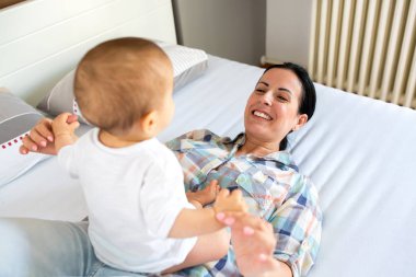 Vaktinizi ve onun bebek ile oynarken rahatlatıcı Genç Anne